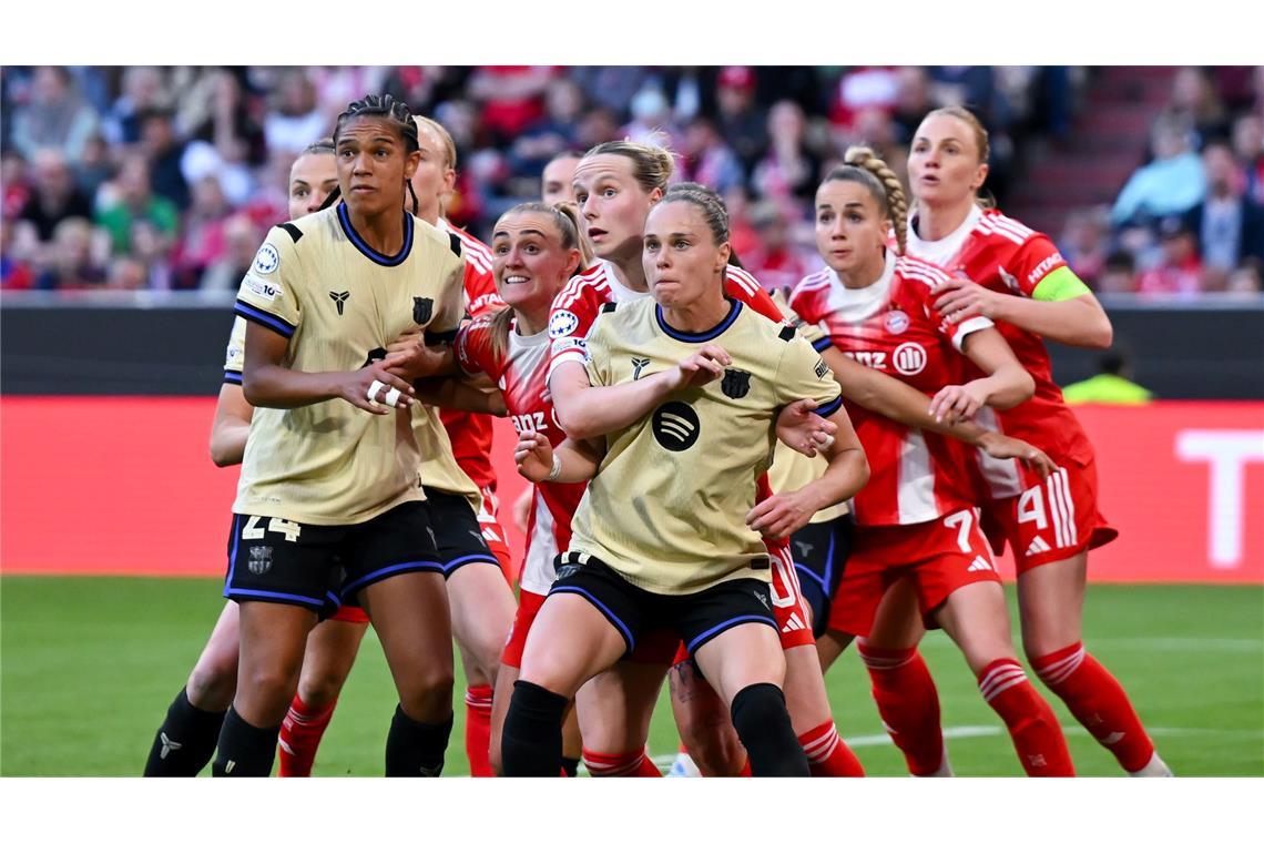Die Spielerinnen von München und von Barcelona warten auf eine Ecke beim Champions-League-Spiel in München.