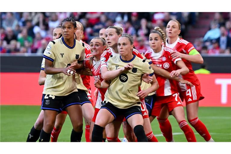 Die Spielerinnen von München und von Barcelona warten auf eine Ecke beim Champions-League-Spiel in München.