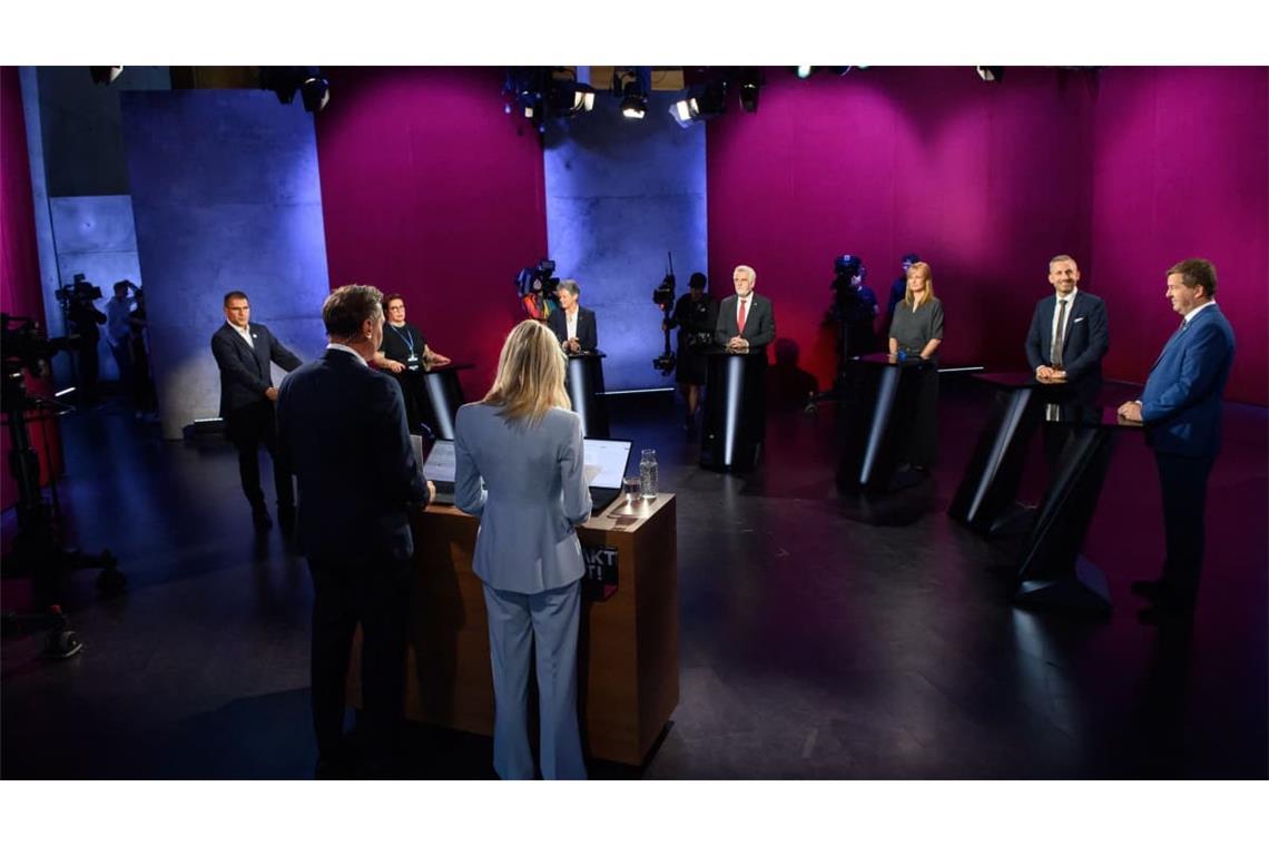 Die Spitzenkandidaten Thomas Schulze (hinten l-r, BSW), Susan Sziborra-Seidlitz (Bündnis 90/Die Grünen), Lydia Hüskens (FDP), Armin Willingmann (SPD), Eva von Angern (Die Linke), Ulrich Siegmund (AfD) und Sven Schulze (CDU) stehen in der MDR-Wahlarena an den Rednerpulten. Im Vordergrund stehen die Moderatoren Gunnar Reske (l) und Susann Reichenbach.