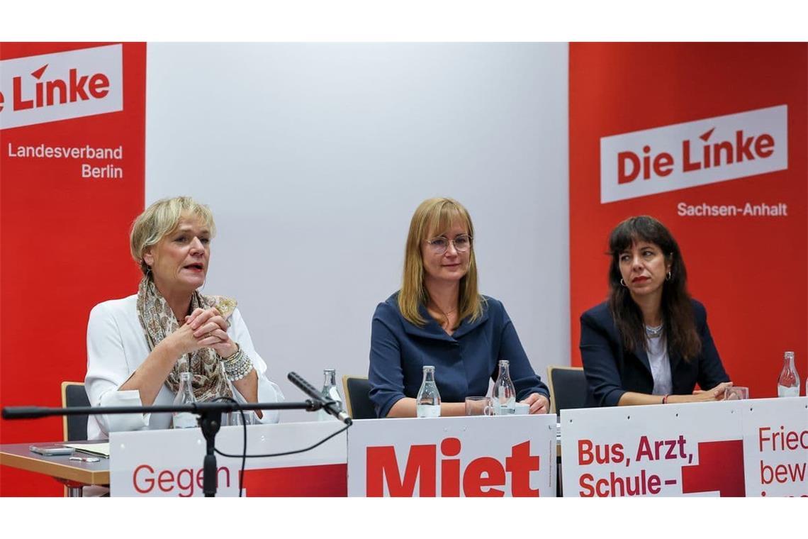 Die Spitzenkandidatinnen der Linken für die kommenden Landtagswahlen, Simone Oldenburg (v. li. nach re.), Mecklenburg-Vorpommern, Eva von Angern (Sachsen-Anhalt) und Elif Eralp (Berlin) geben am 28. August in Halle eine gemeinsame Erklärung ab. 