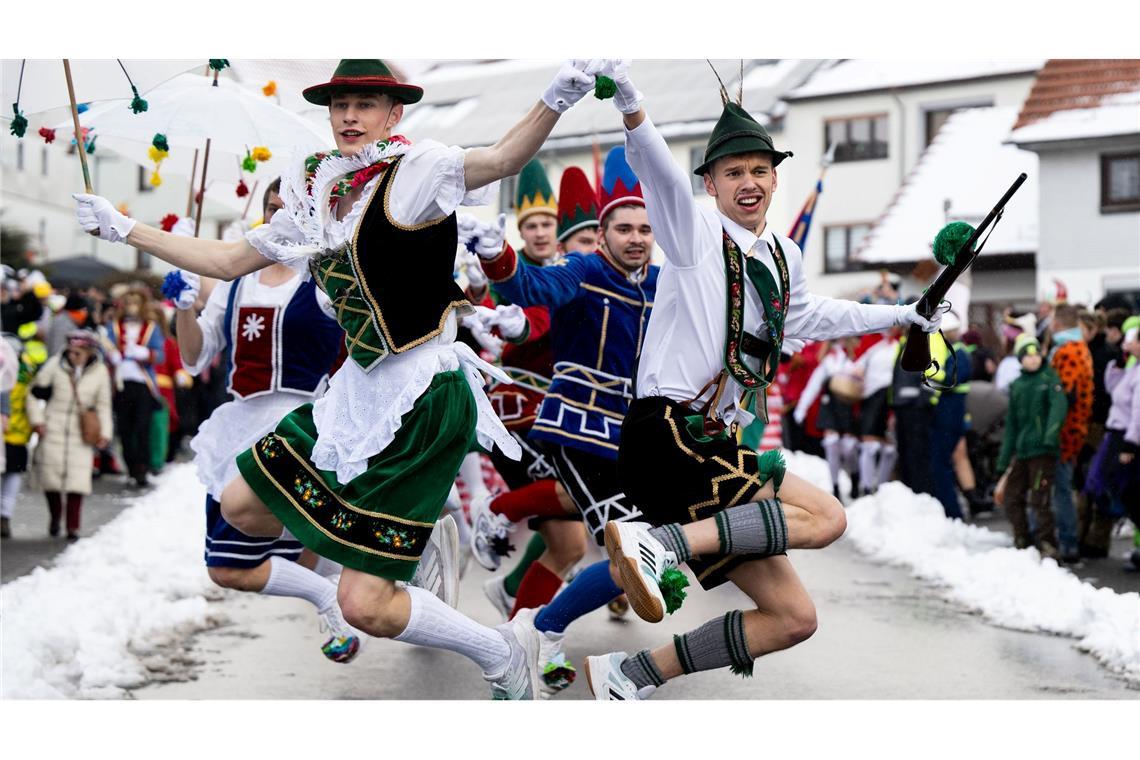 Die Springerpärchen tanzen beim traditionellen Springerzug in Herbstein am Rosenmontag.