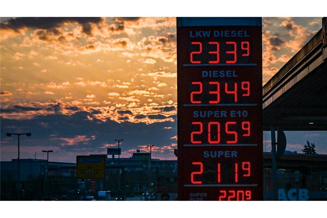 Die Spritpreise an den Tankstellen steigen und steigen.