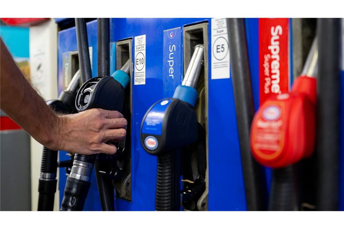Die Spritpreise an der Tankstelle sind explodiert, die Bundesregierung will sie mit Tankrabatt und Spritpreisdeckel senken. Das stößt auf Kritik.