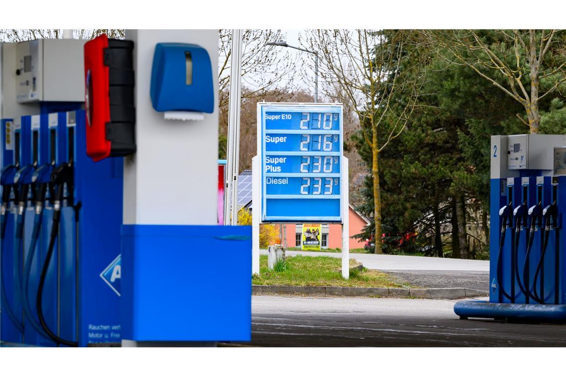 Die Spritpreise drehen aktuell wieder nach oben. (Archivbild)