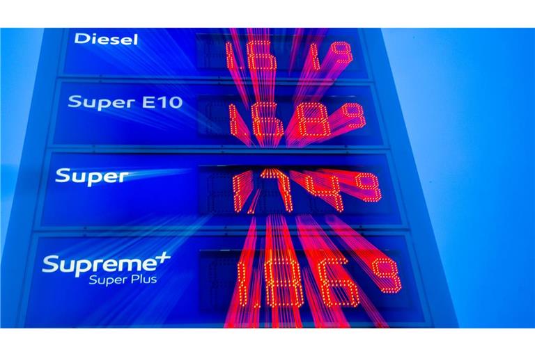 Die Spritpreise im Januar lagen deutlich über denen des Dezembers. (Archivbild)