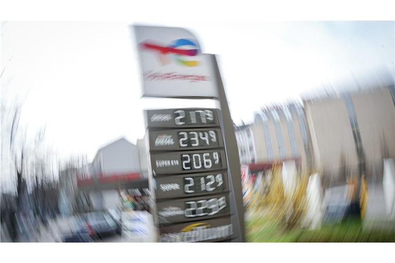 Die Spritpreise pendeln sich auf hohem Niveau ein. (Symbolbild)