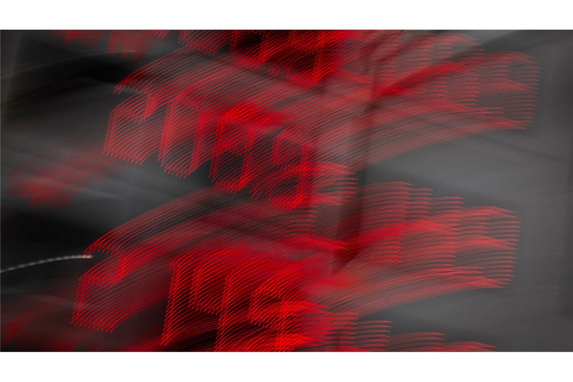 Die Spritpreise schwanken - die Regulierung mit der neuen 12-Uhr-Regel hat einer Studie zufolge die Margen der Mineralölkonzerne gestärkt. (Archivbild)