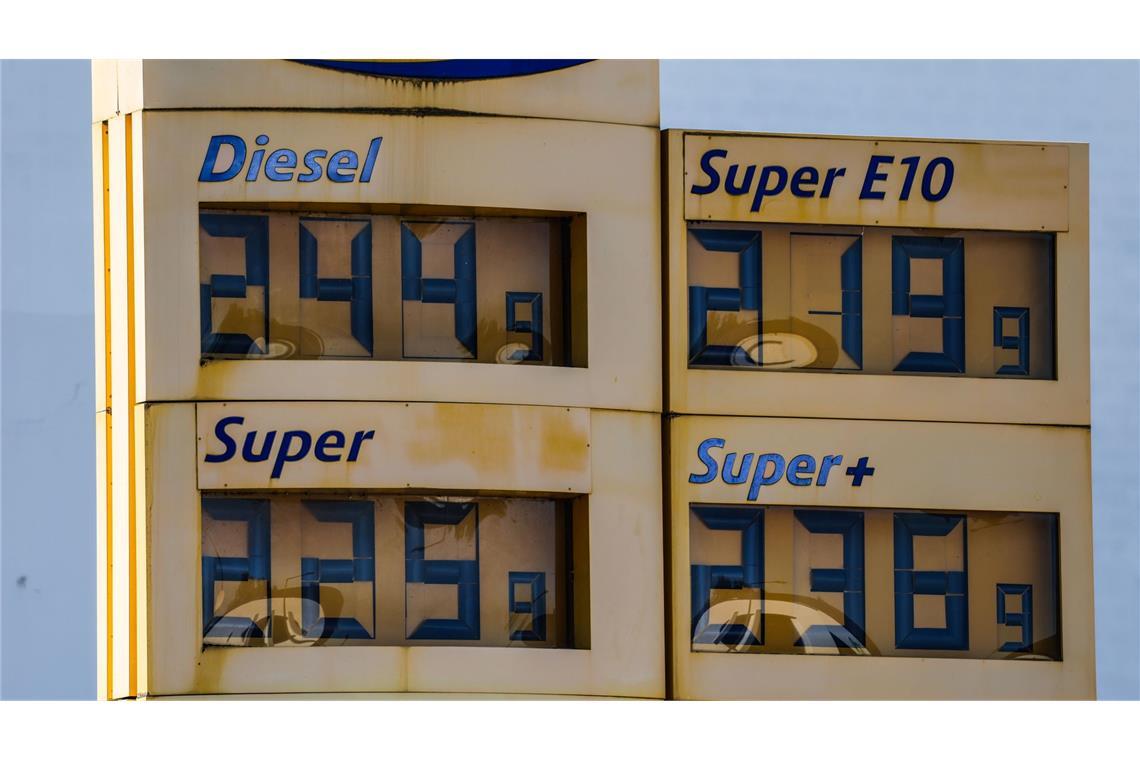 Die Spritpreise sind zuletzt in Deutschland schneller als im benachbarten EU-Ausland gestiegen.