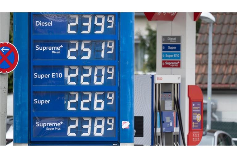 Die Spritpreise steigen weiter - Superbenzin der Sorte E10 ist nur noch eine Winzigkeit vom Allzeithoch entfernt. (Archivbild)