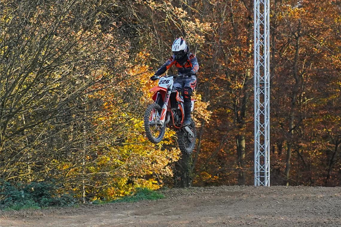 Ritt auf dem Bike statt Tanz auf der Bühne Die Sprünge mit der Maschine werden nach und nach höher und weiter. Foto: Tobias Abele