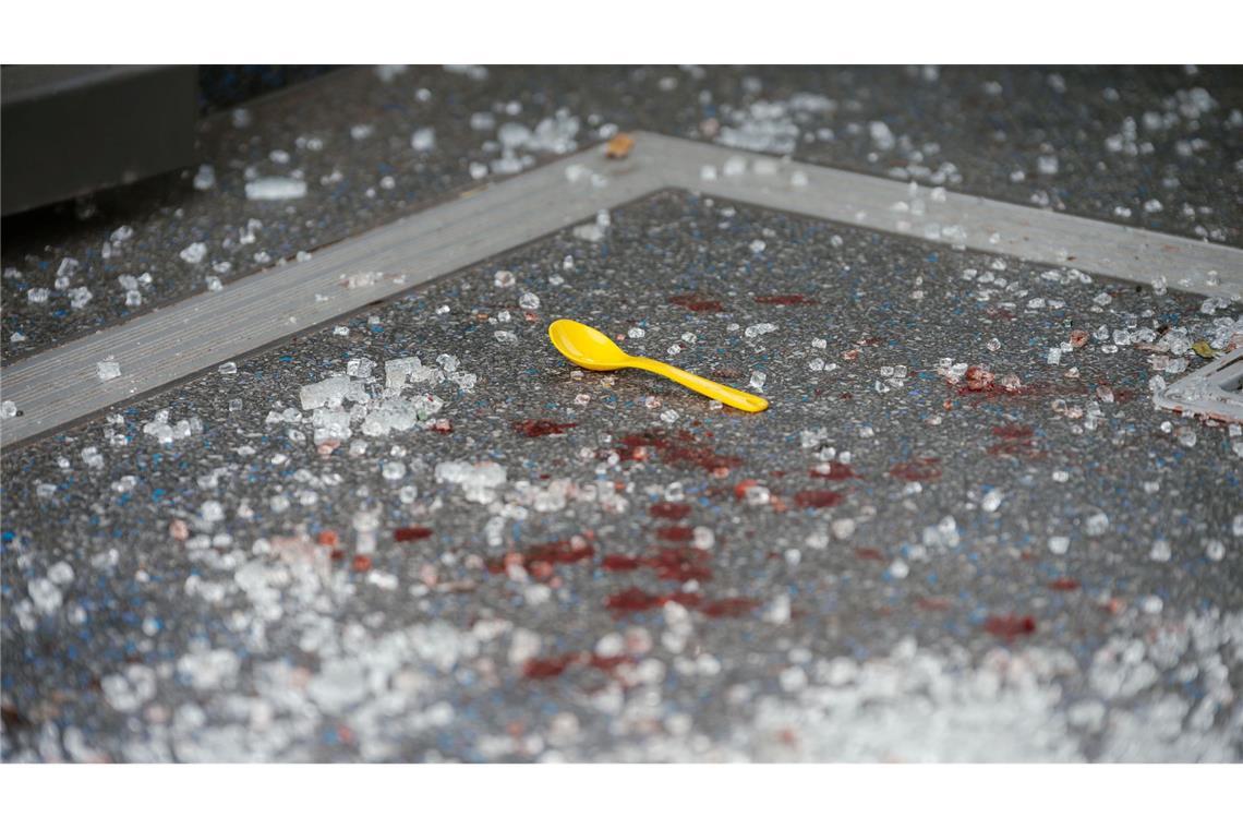 Busunfall mit 33 Verletzten – Kitagruppe betroffen Die Spuren eines schweren Unfalls: Mehrere Menschen wurden dabei verletzt, auch Kinder.