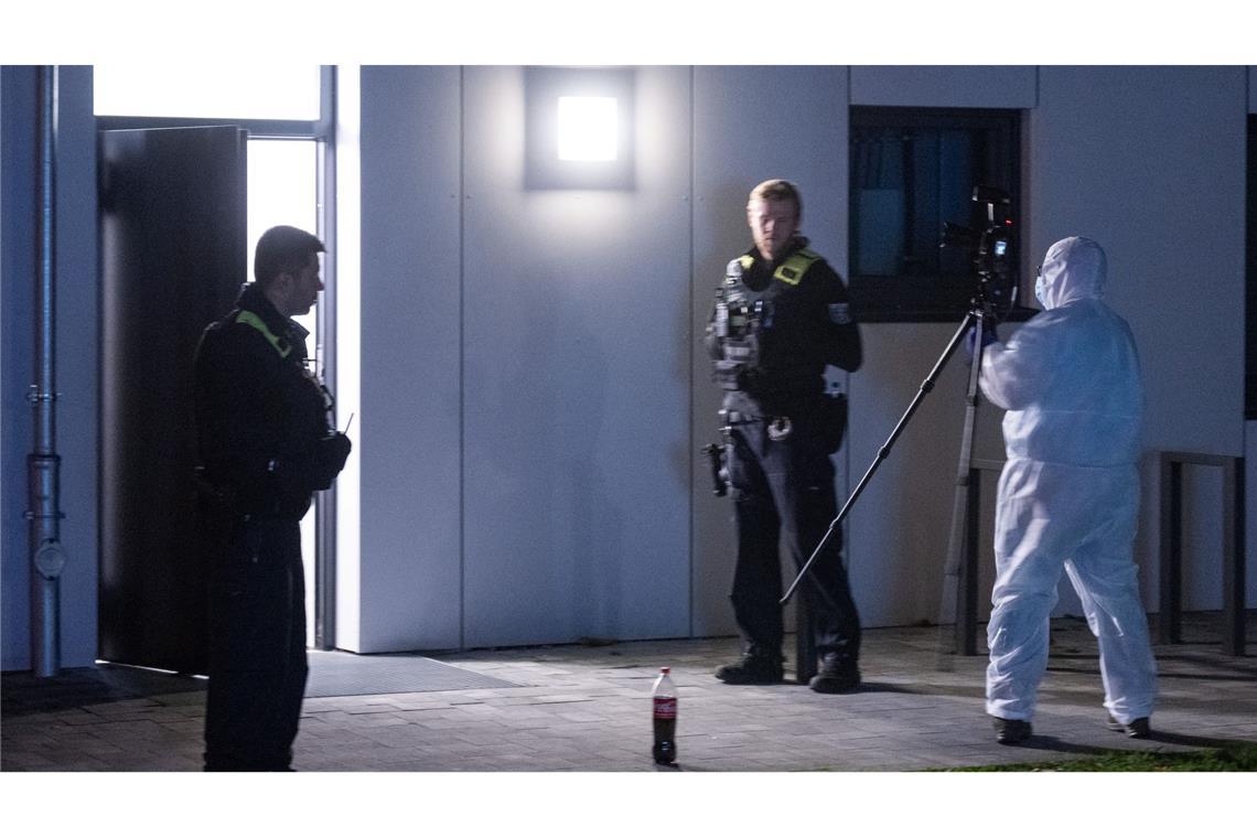 Nach Fund von drei Leichen wird mutmaßlicher Täter gesucht Die Spurensicherung ist vor Ort.