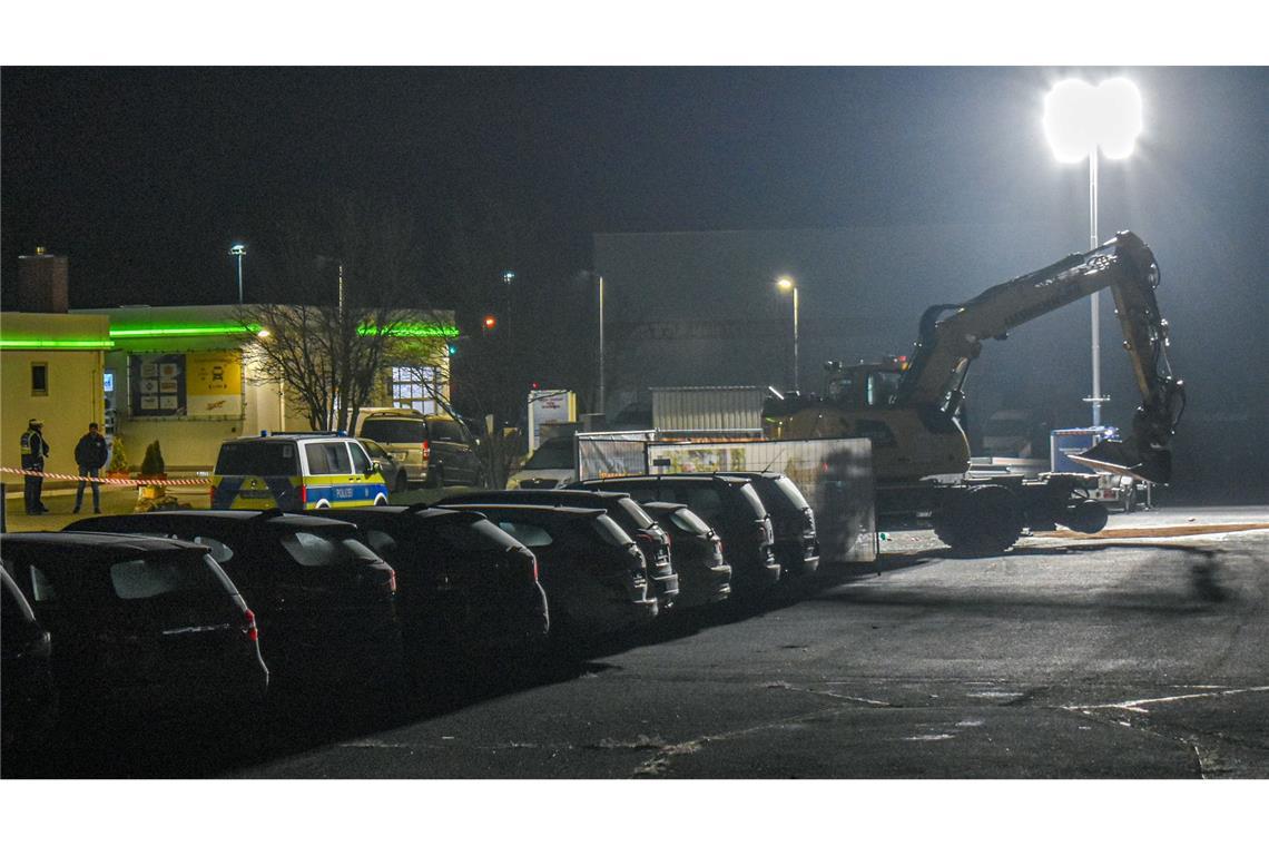 Polizei erschießt Mann nach Zerstörungsfahrt mit Bagger Die Spurensicherung ist vor Ort.