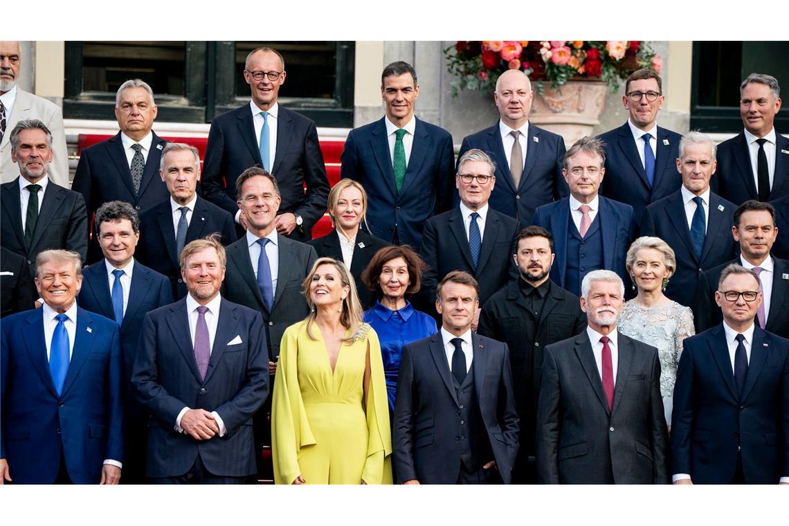 Bilder des Tages Die Staats- und Regierungschefs der NATO stellen sich vor einem offiziellen Abendessen im Paleis Huis ten Bosch am Rande des NATO-Gipfels in Den Haag für ein Gruppenfoto auf.