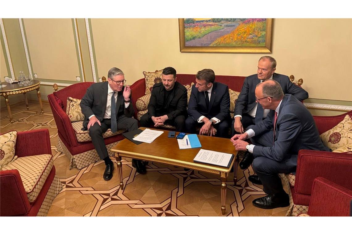 Ukraine und Europäer pochen auf Feuerpause vor Verhandlungen Die Staats- und Regierungschefs telefonierten von Kiew aus mit US-Präsident Donald Trump - und betonten eine wiedergefundene Gemeinsamkeit des Westens in der Ukraine-Politik.