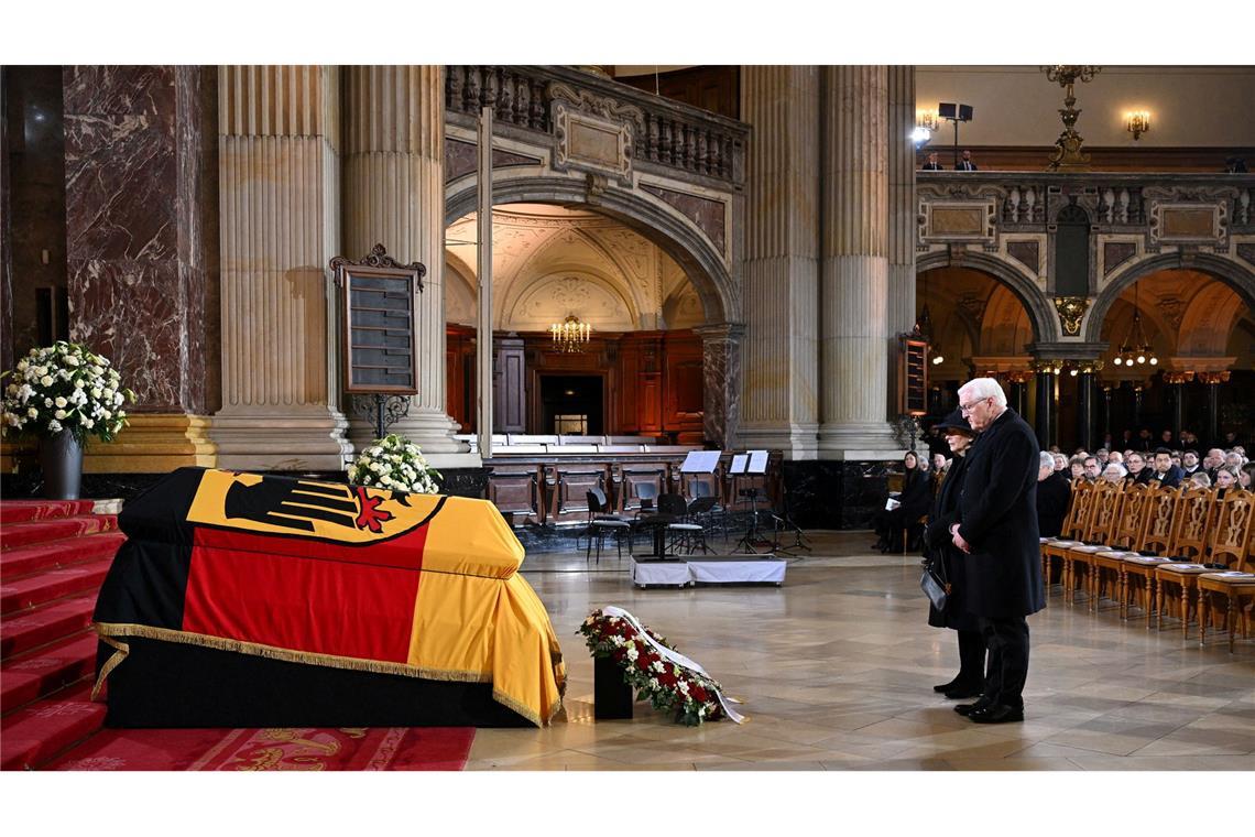 Abschied von Horst Köhler - unermüdlicher Diener des Landes Die Staatsspitze, Freunde und Wegbegleiter nehmen Abschied von Altbundespräsident Köhler.