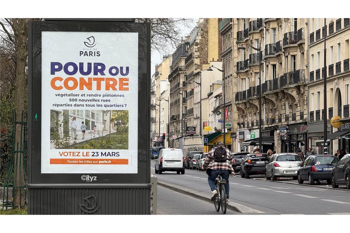 Mehr autofreie Straßen: Pariser Modell auch in Deutschland? Die Stadt Paris informiert großflächig über die Abstimmung.