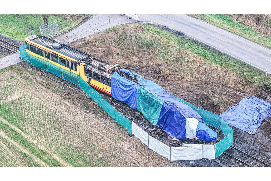 Zugunglück: Staatsanwaltschaft ermittelt gegen Lkw-Fahrer Die Stadtbahn soll in Einzelteilen abtransportiert werden.