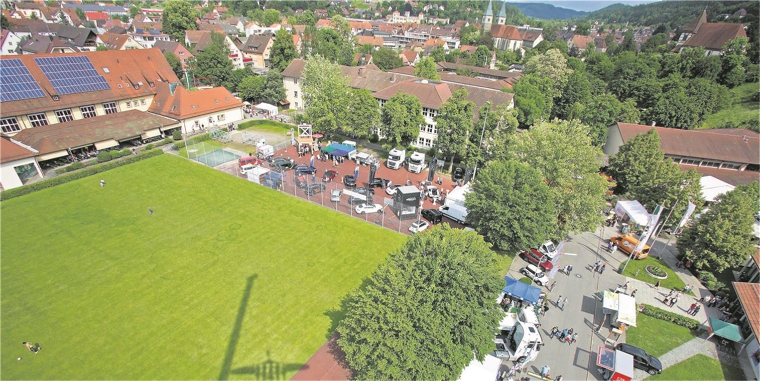 Frischzellenkur für Stadt- und Festhalle Die Stadthalle, hier links oben im Bild mit der vorgelagerten Terrasse, wird von ganz unterschiedlichen Institutionen, Vereinen und Gruppen genutzt. Die Spanne reicht vom Wettkampfturnier über Vereinsfeste bis hin zu Messe (Foto) und Konzert. Die Stadt benötigt sie neben der Festhalle (am rechten Rand, relativ weit unten) für zahlreiche Veranstaltungen. Zudem sind dort die Mensa und ein Kindergarten beheimatet. Archivfotos: J. Fiedler