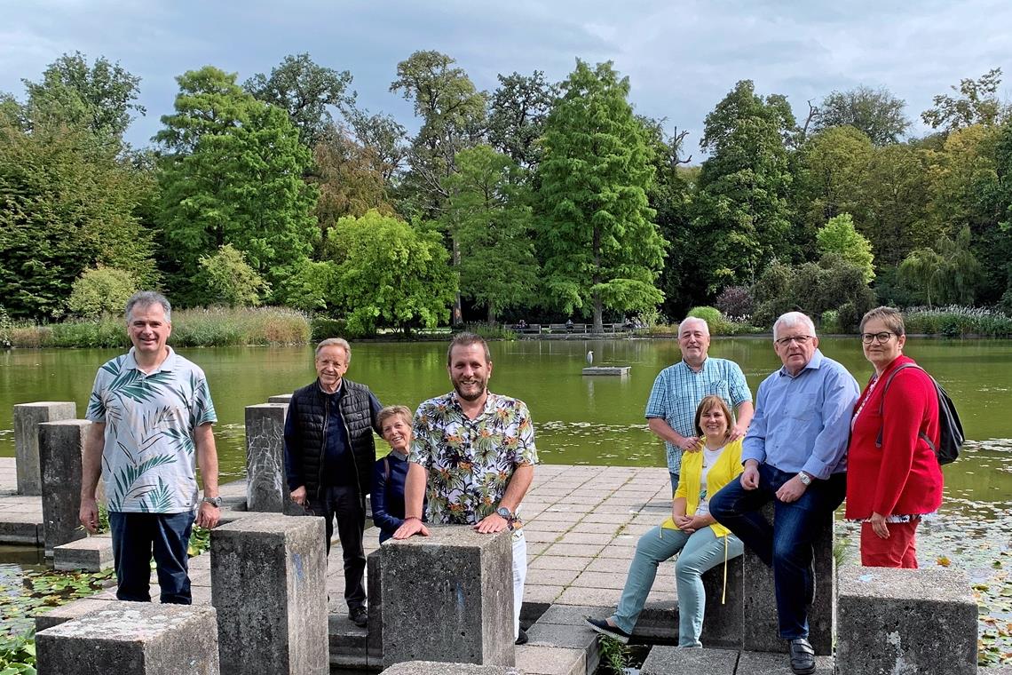 CDU/FWV-Fraktion erkundet Karlsruhe Die Stadträte der CDU/FWV mit ihren Partnerinnen am Seerosenteich im Schlosspark. Foto: privat