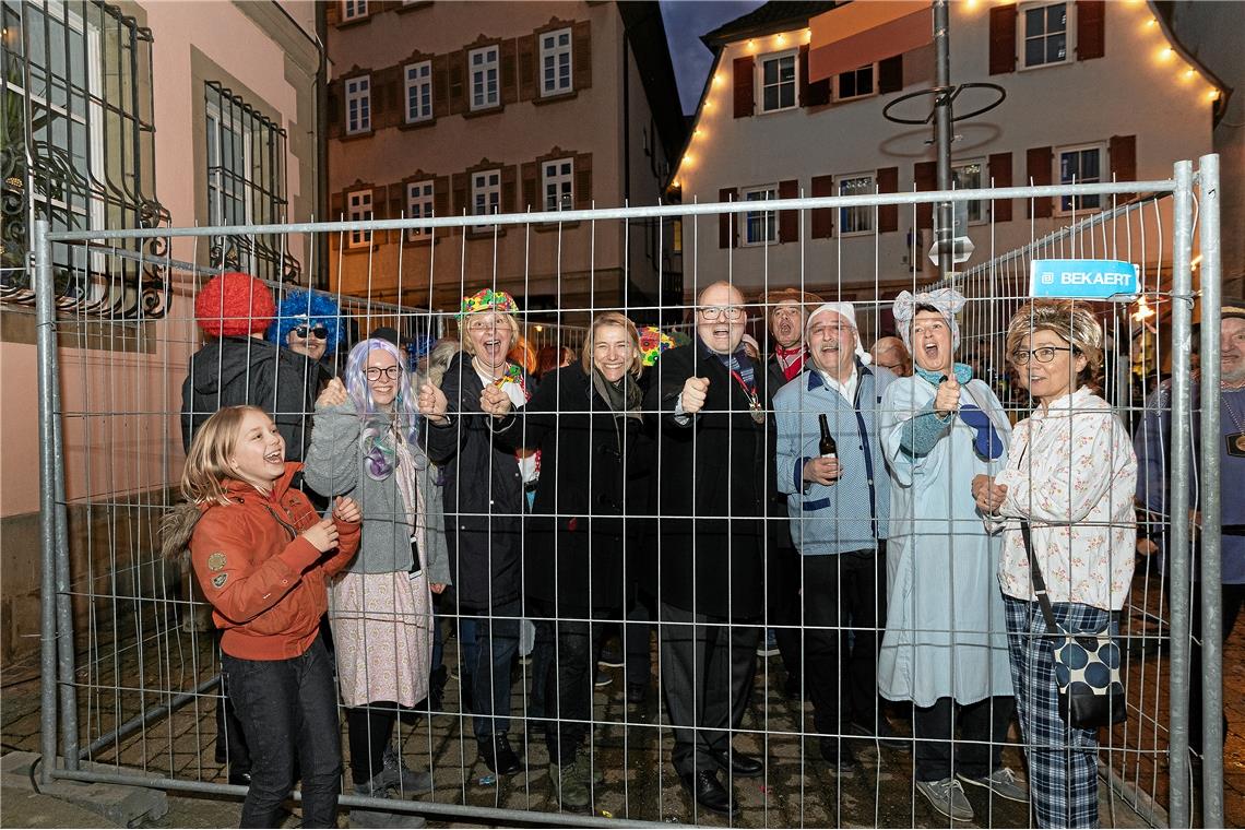 Die Stadtverwaltung hinter Gittern beim Rathaussturm.