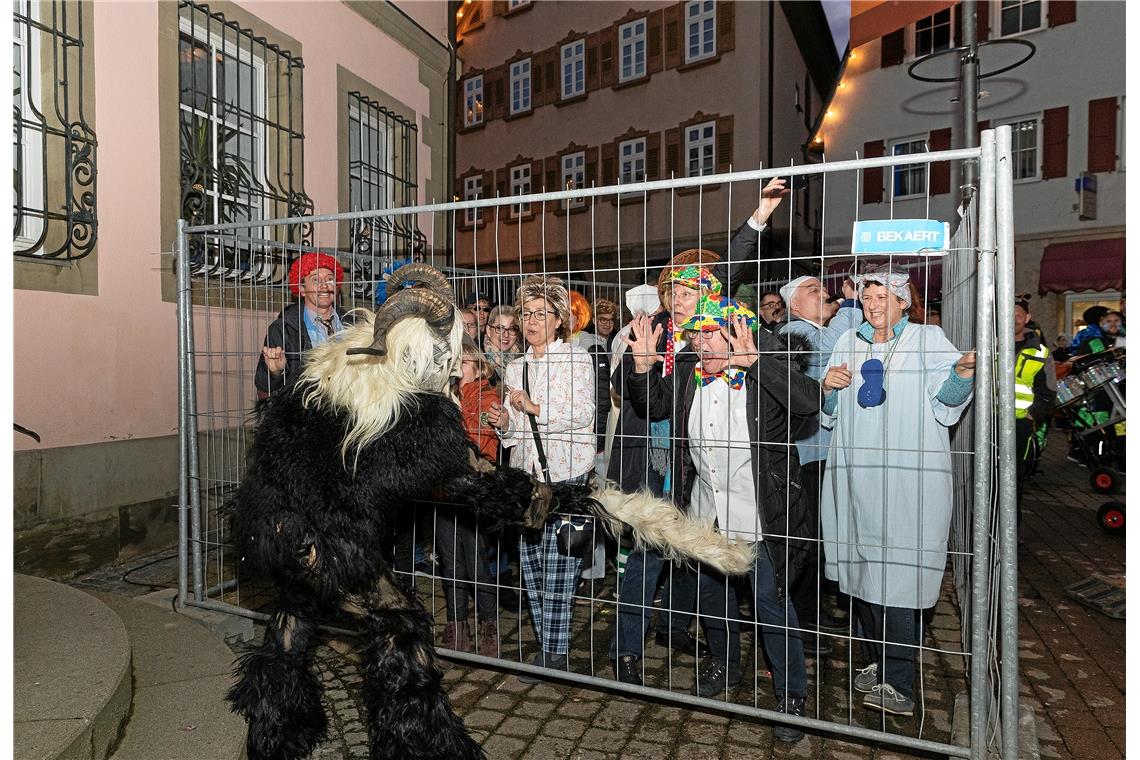 Die Stadtverwaltung hinter Gittern beim Rathaussturm.