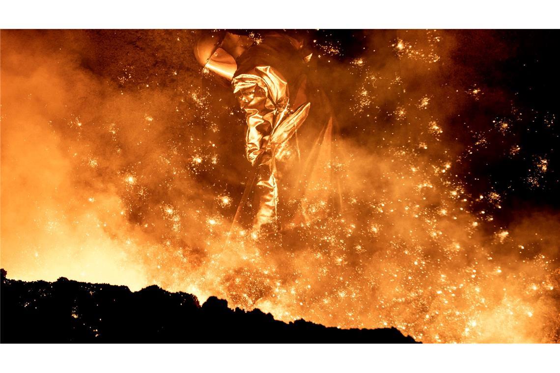 Die Stahlbranche kämpft unter anderem gegen gestiegene Energiekosten (Archivbild)