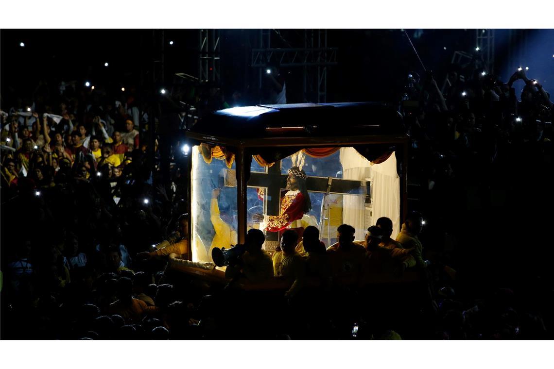 Barfuß durch Manila: Millionen Katholiken huldigen Statue Die Statue wird mittlerweile zu ihrem Schutz in einem Glasbehälter durch die Stadt gefahren. (Foto aktuell)