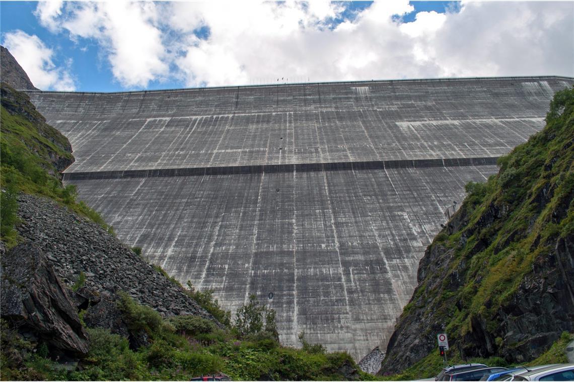Zugang zu Grande Dixence nach einem Felssturz gesperrt Die Staumauer Grande Dixence an der Dixence staut den See auf das Stauziel von 2364 Meter auf.