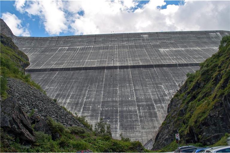 Die Staumauer Grande Dixence an der Dixence staut den See auf das Stauziel von 2364 Meter auf.