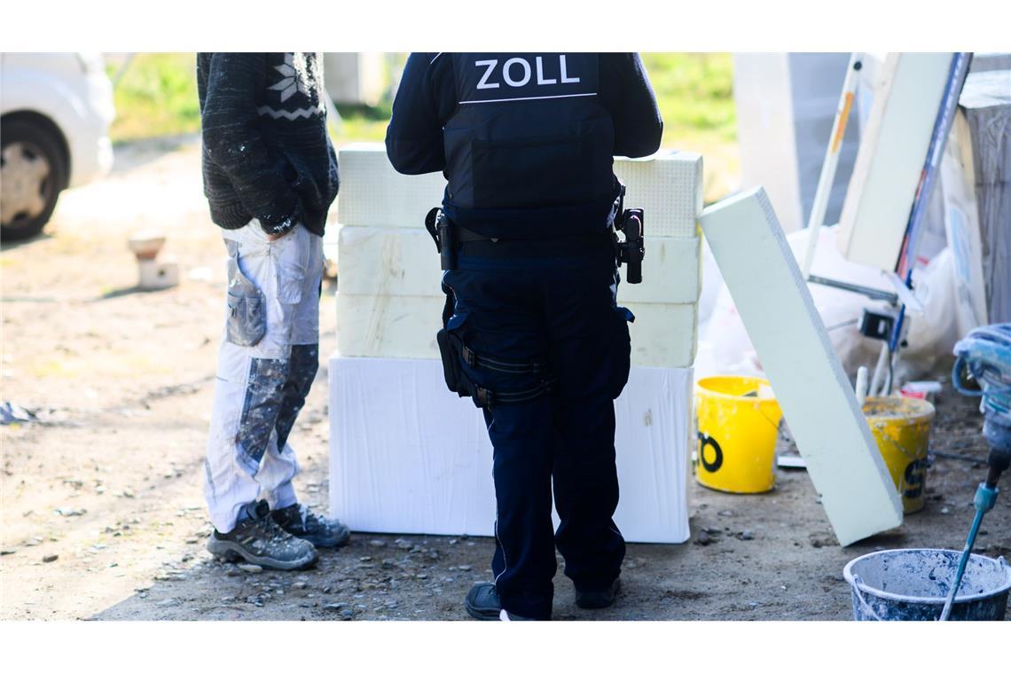 Schwarzarbeit nimmt laut Studie zu - häufig junge Männer Die Steuer- und Abgabenlast sind aus Sicht von Experten der Hauptgrund dafür, dass Schwarzarbeit für viele Menschen in Deutschland attraktiv ist.
