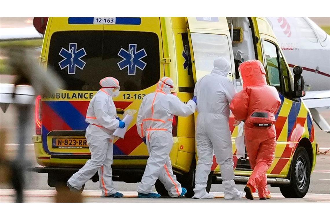 Die Stewardess wurde mit Krankheitssymptomen in ein Krankenhaus in Amsterdam eingeliefert.