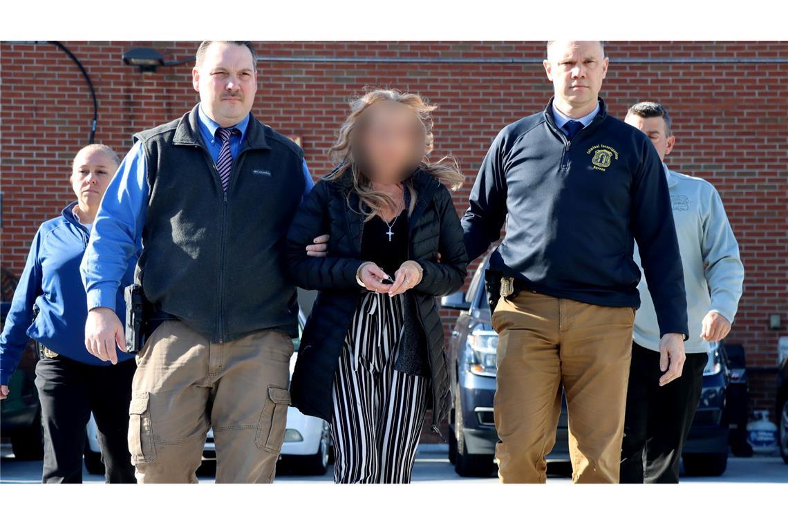 Frau soll Stiefsohn eingesperrt haben - auf Kaution frei Die Stiefmutter kam auf Kaution wieder frei.