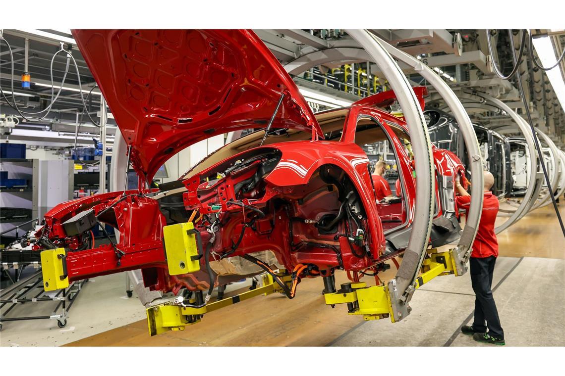 Die Stimmung in der Automobilbranche habe sich laut Umfrage verbessert. (Symbolbild)