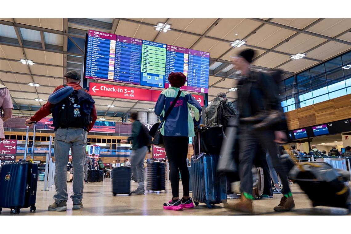 Nach Cyberangriff: Berliner Airport wartet auf Normalbetrieb Die Störungen am Berliner Flughafen halten nach der Cyberattacke weiter an.
