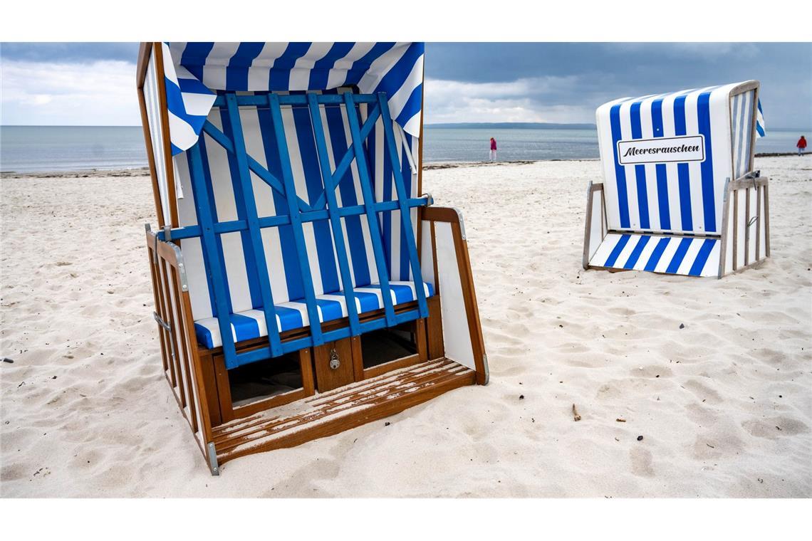 Die Strandkörbe auf Rügen sind noch verschlossen.