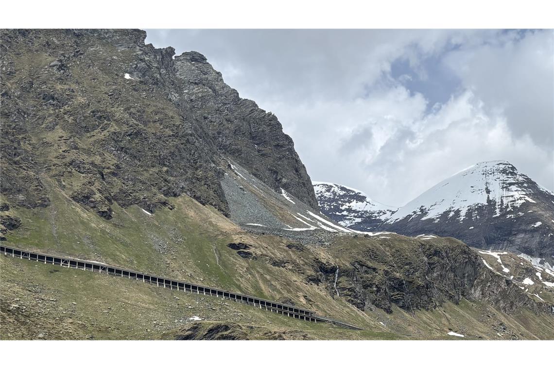 Sternfahrt zum Großglockner: Mercedes grüßt das Murmeltier Die Straße ist teilweise auf Pfeilern gebaut.