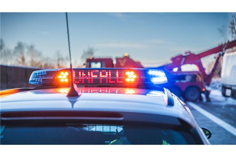 Die Straße musste nach dem schweren Unfall gesperrt werden. (Symbolfoto)