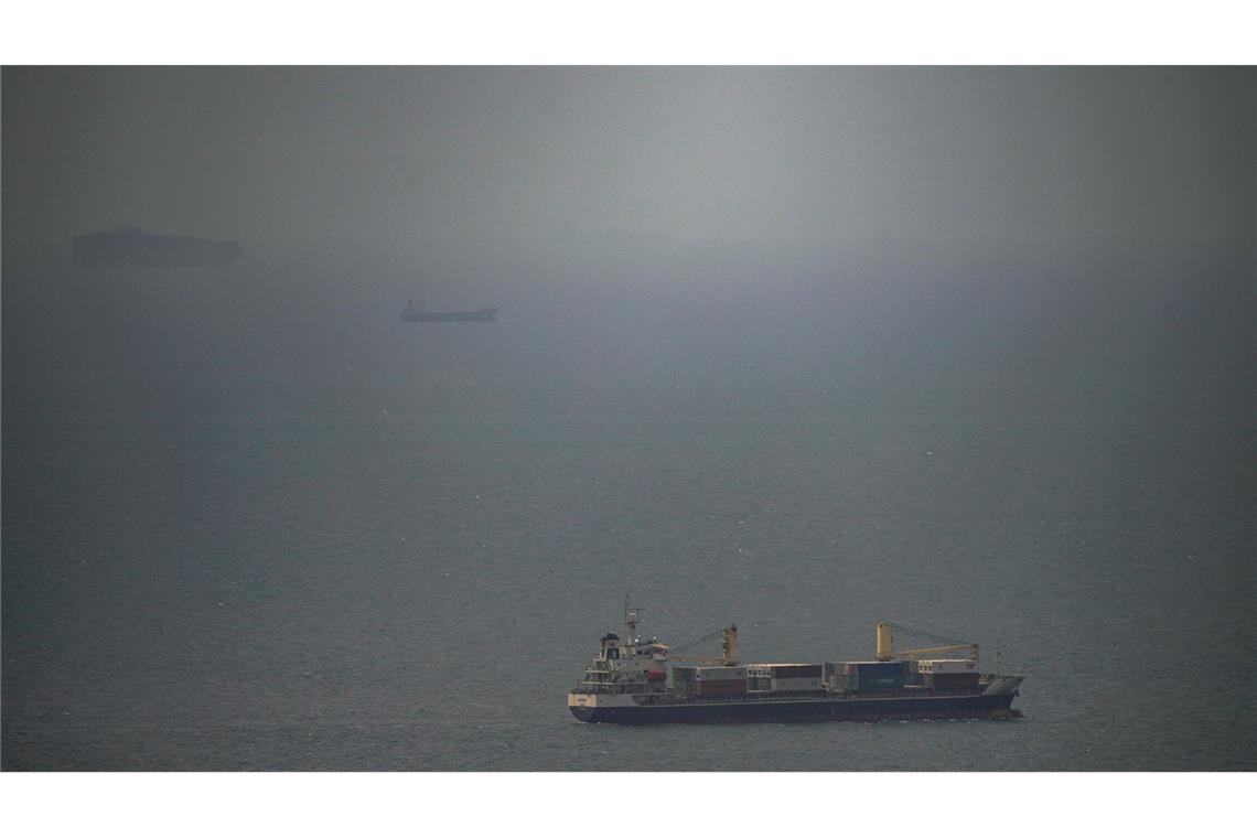 Die Straße von Hormus bleibt blockiert.