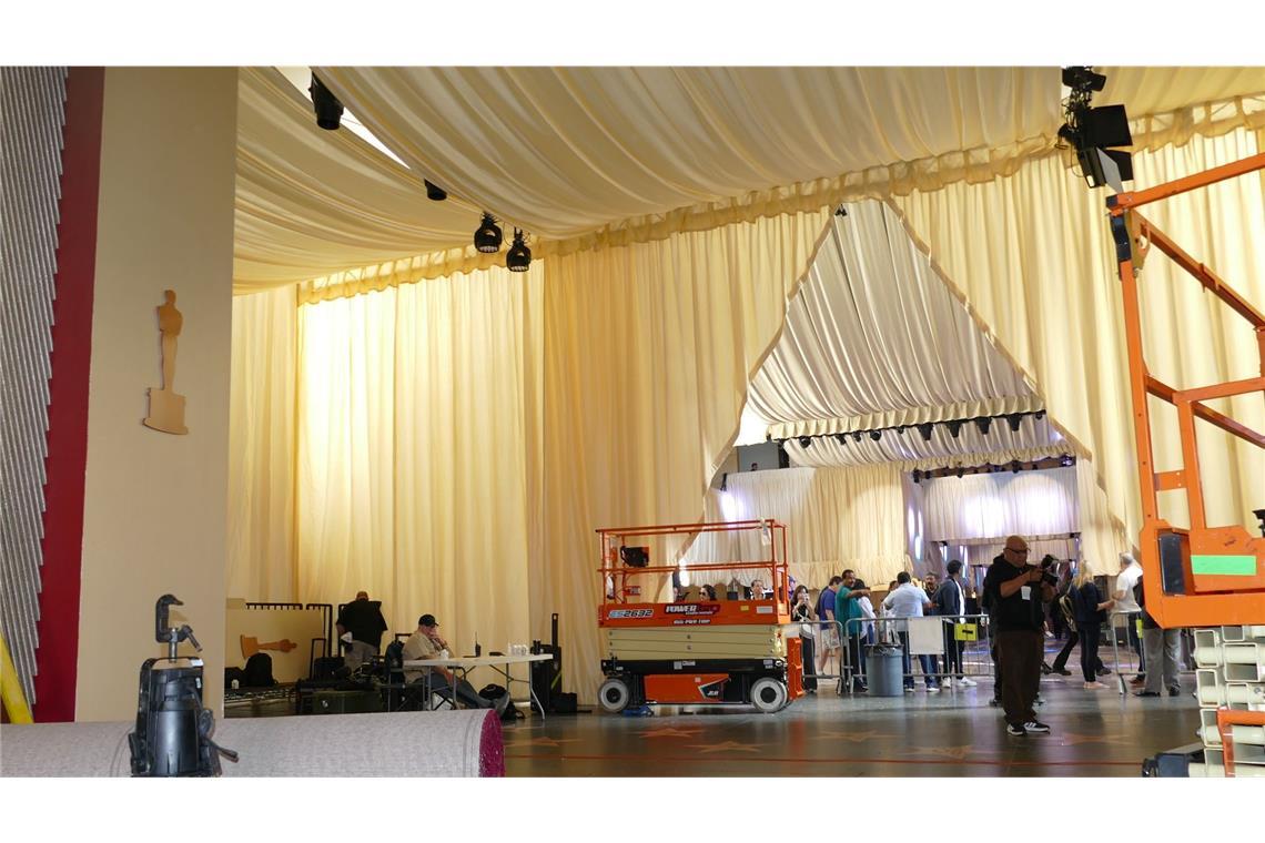 Das Oscar-Fieber steigt: Der rote Teppich wird ausgerollt Die Straße vor dem Dolby Theatre wird mit einem roten Teppich verschönert.