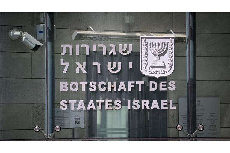 Die Straße vor der Botschaft des Staates Israel in Berlin ist aus Sicherheitsgründen abgesperrt.