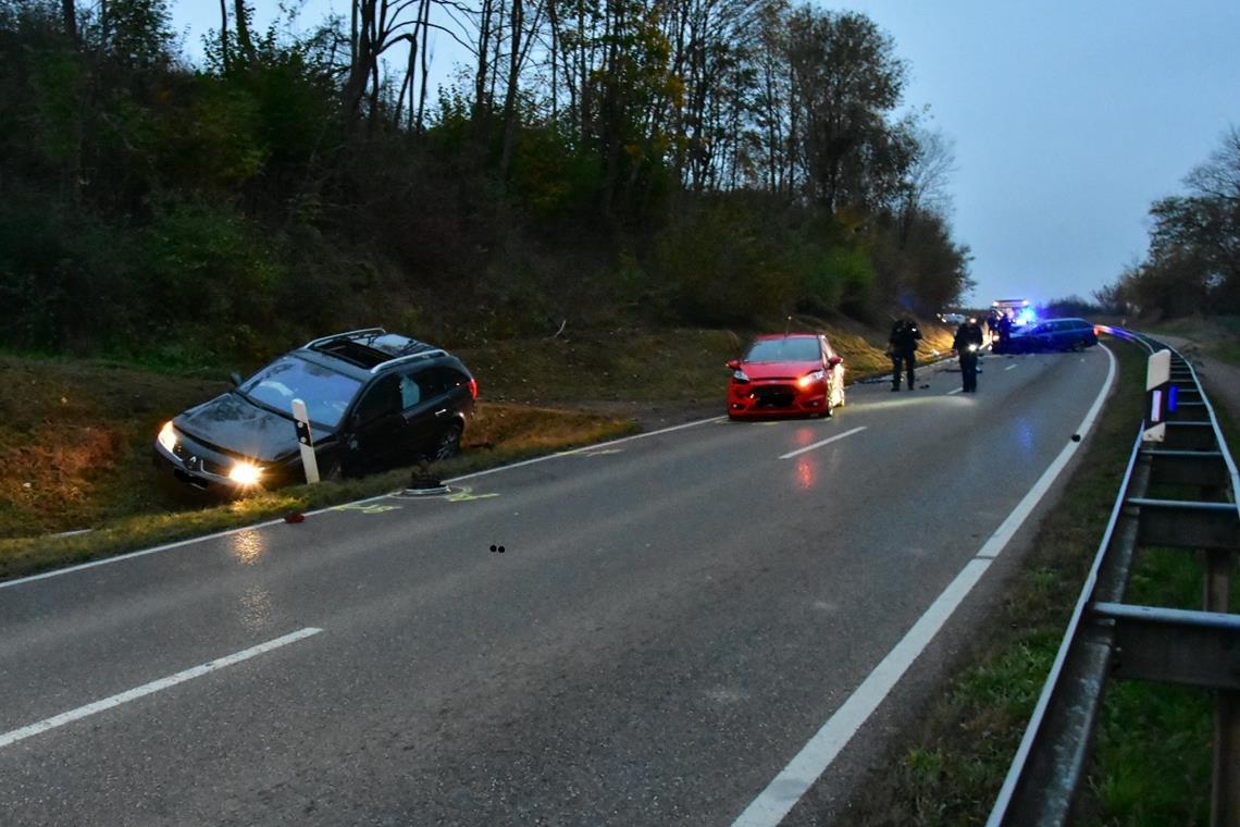 Unfall zwischen Backnang und Erbstetten Die Straße war am Donnerstagmorgen für die Unfallaufnahme gesperrt. Foto: Tobias Sellmaier