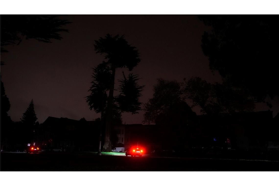 Die Straßen von San Francisco sind in Dunkelheit getaucht.