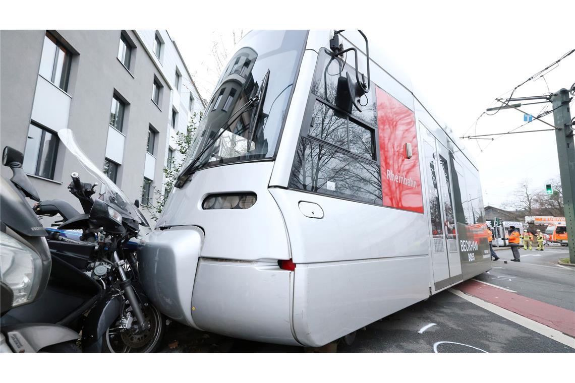 Die Straßenbahn entgleiste.