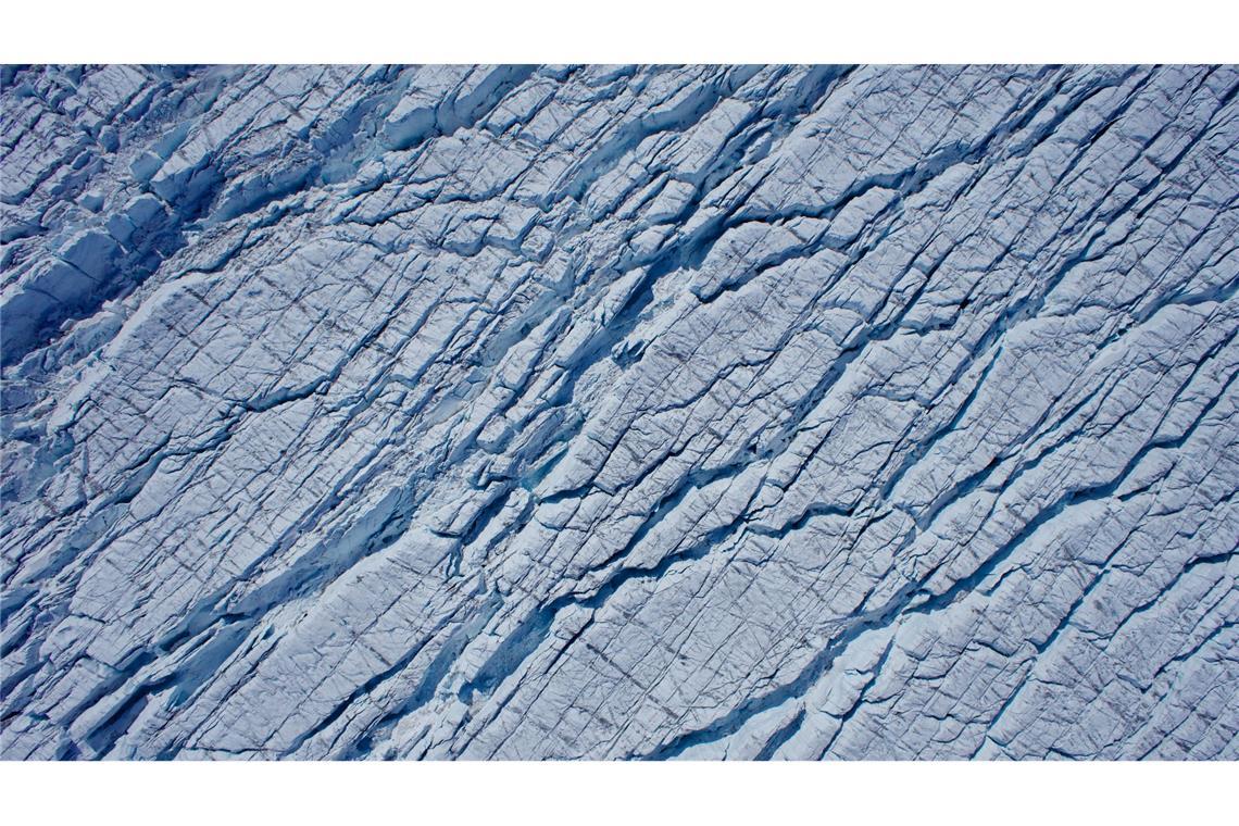 Risse im grönländischen Eisschild wachsen immer schneller Die Studie stellt fest, dass der grönländische Eisschild immer schneller aufbricht.