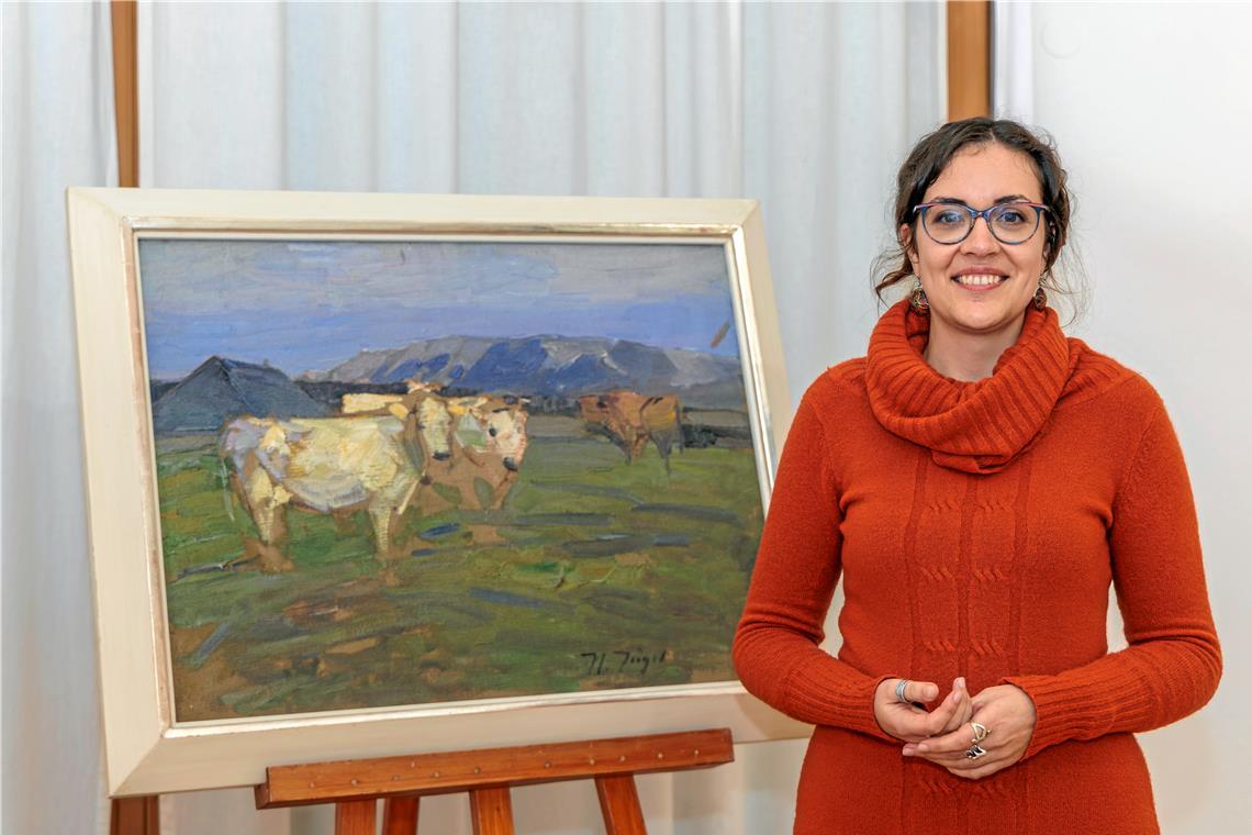 Die „Studie von drei Kühen vor Berglandschaft“ entstand um 1910 und ist eines der besonderen Exponate. Auf dem unvollendeten Bild lässt sich nachvollziehen, wie Heinrich von Zügel gearbeitet und die Farben aufgetragen hat, erläutert Juliane Jastram. Fotos: Stefan Bossow