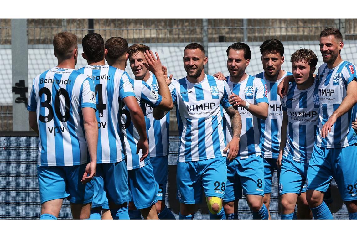 Die Blauen siegen nach einem offenen Schlagabtausch mit 3:2 Die Stuttgarter Kickers durften gegen Eintracht Trier einen Sieg bejubeln.