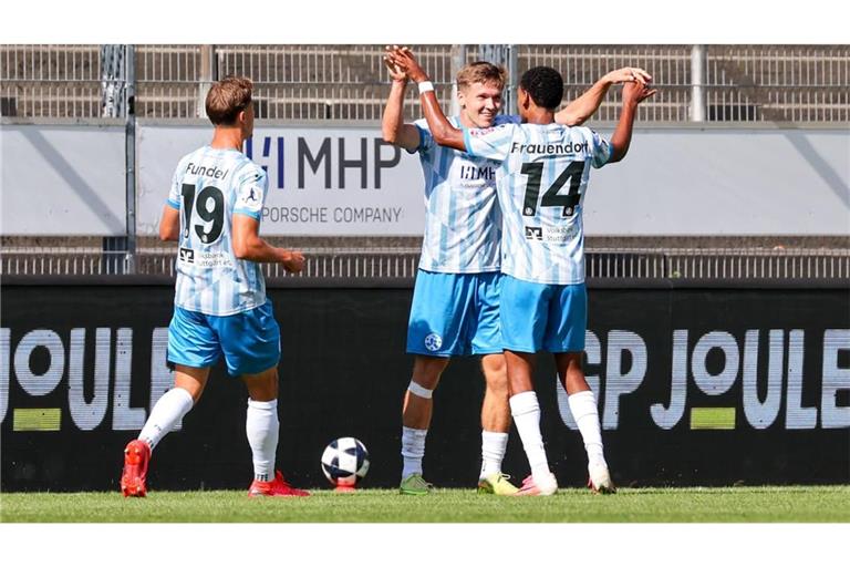 Die Stuttgarter Kickers jubeln über den 2:1-Siegtreffer von Sebastian Müller (Mitte).