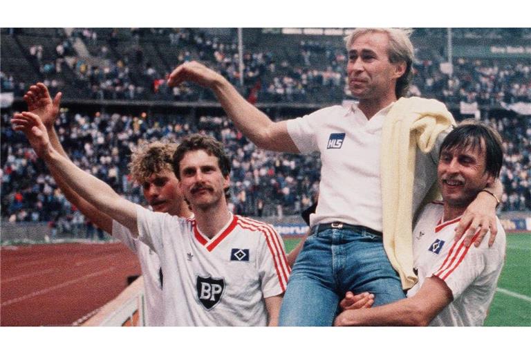 Die Stuttgarter Kickers kamen in der Saison 1986/87 bis ins DFB-Pokal-Finale nach Berlin. Hier lassen sich Detlef Olaidotter, Dirk Kurtenbach, Trainer Dieter Renner und Kazimierz Kmiecik (v. li.) im Olympiastadion trotz der Niederlage gegen den HSV feiern.