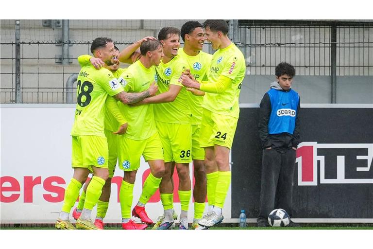 Die Stuttgarter Kickers können  im Dreisamstadion drei Tore bejubeln.